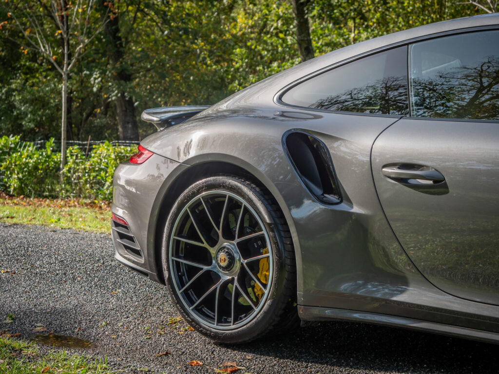 Jante alliage noir avec étriers jaunes – PORSCHE – 911 991.2 – 2016 – Gris Quartz – 580 ch – Flat 6 Turbo – 36 900 km – Transmission : Sequentielle – Origine France – Privaty Cars – Vente de supercars d’occasion proche de Bordeaux