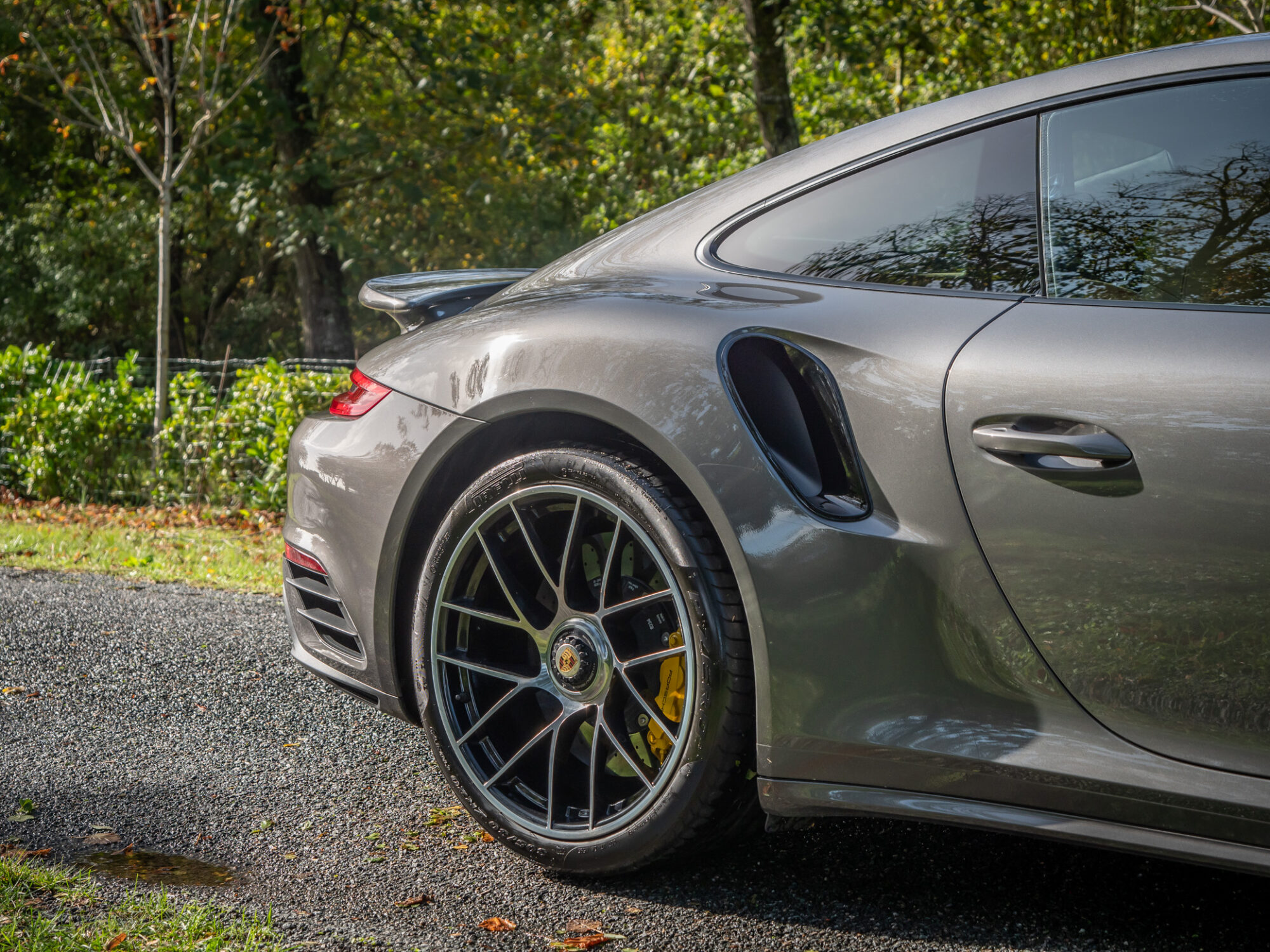 Jante alliage noir avec étriers jaunes – PORSCHE – 911 991.2 – 2016 – Gris Quartz – 580 ch – Flat 6 Turbo – 36 900 km – Transmission : Sequentielle – Origine France – Privaty Cars – Vente de supercars d’occasion proche de Bordeaux