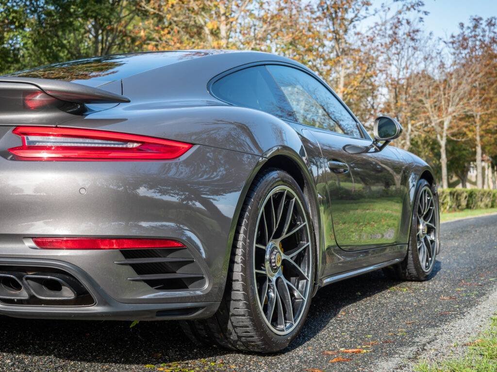 Vue arrière avec diffuseur et jantes – PORSCHE – 911 991.2 – 2016 – Gris Quartz – 580 ch – Flat 6 Turbo – 36 900 km – Transmission : Sequentielle – Origine France – Privaty Cars – Spécialiste PORSCHE d’occasion entre Bordeaux et Nantes