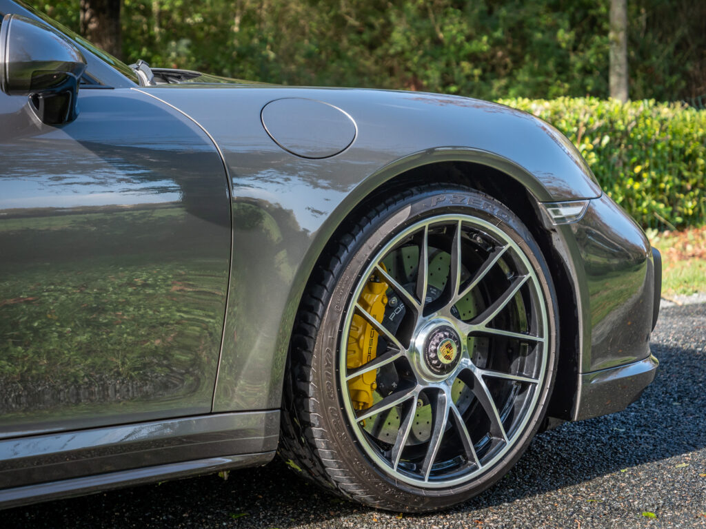 Jante alliage avec étriers jaunes – PORSCHE – 911 991.2 – 2016 – Gris Quartz – 580 ch – Flat 6 Turbo – 36 900 km – Transmission : Sequentielle – Origine France – Privaty Cars – Spécialiste PORSCHE d’occasion en Nouvelle-Aquitaine