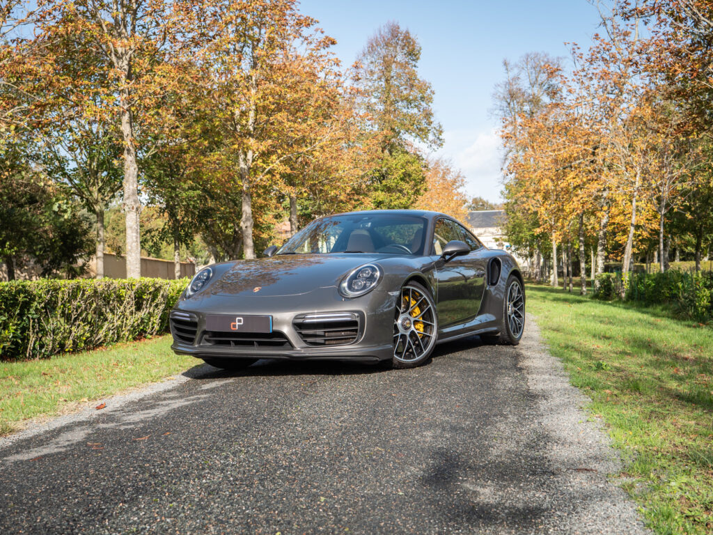 Vue avant avec jantes sportives – PORSCHE – 911 991.2 – 2016 – Gris Quartz – 580 ch – Flat 6 Turbo – 36 900 km – Transmission : Sequentielle – Origine France – Privaty Cars – Expert des sportives d’occasion haut de gamme près de Niort