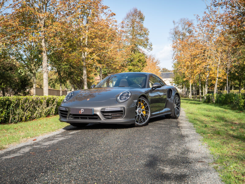 Vue avant avec jantes sportives – PORSCHE – 911 991.2 – 2016 – Gris Quartz – 580 ch – Flat 6 Turbo – 36 900 km – Transmission : Sequentielle – Origine France – Privaty Cars – Expert des sportives d’occasion haut de gamme près de Niort