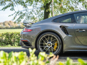 Aileron arrière avec jante multi-rayons – PORSCHE – 911 991.2 – 2016 – Gris Quartz – 580 ch – Flat 6 Turbo – 36 900 km – Transmission : Sequentielle – Origine France – Privaty Cars – Vente de véhicules d’investissement et de collection dans l’Ouest de la France