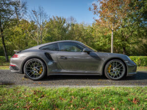 Vue latérale avec jantes sportives – PORSCHE – 911 991.2 – 2016 – Gris Quartz – 580 ch – Flat 6 Turbo – 36 900 km – Transmission : Sequentielle – Origine France – Privaty Cars – Reprise cash de voitures de luxe sans obligation d’achat en Charente-Maritime