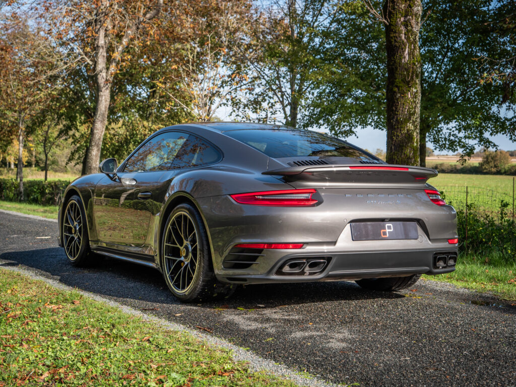 Vue arrière avec aileron et diffuseur – PORSCHE – 911 991.2 – 2016 – Gris Quartz – 580 ch – Flat 6 Turbo – 36 900 km – Transmission : Sequentielle – Origine France – Privaty Cars – Reprise de voitures de sport et collection à La Rochelle