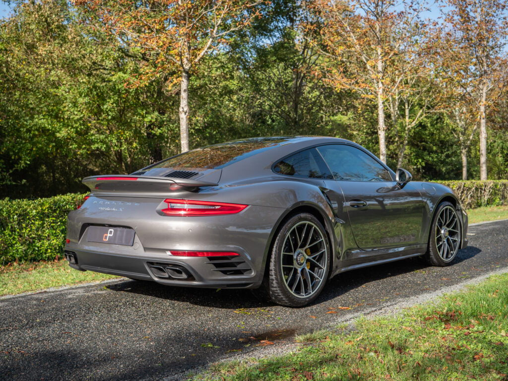 Vue arrière avec aileron et diffuseur – PORSCHE – 911 991.2 – 2016 – Gris Quartz – 580 ch – Flat 6 Turbo – 36 900 km – Transmission : Sequentielle – Origine France – Privaty Cars – Commerce de voitures de sport luxe et premium en Nouvelle-Aquitaine