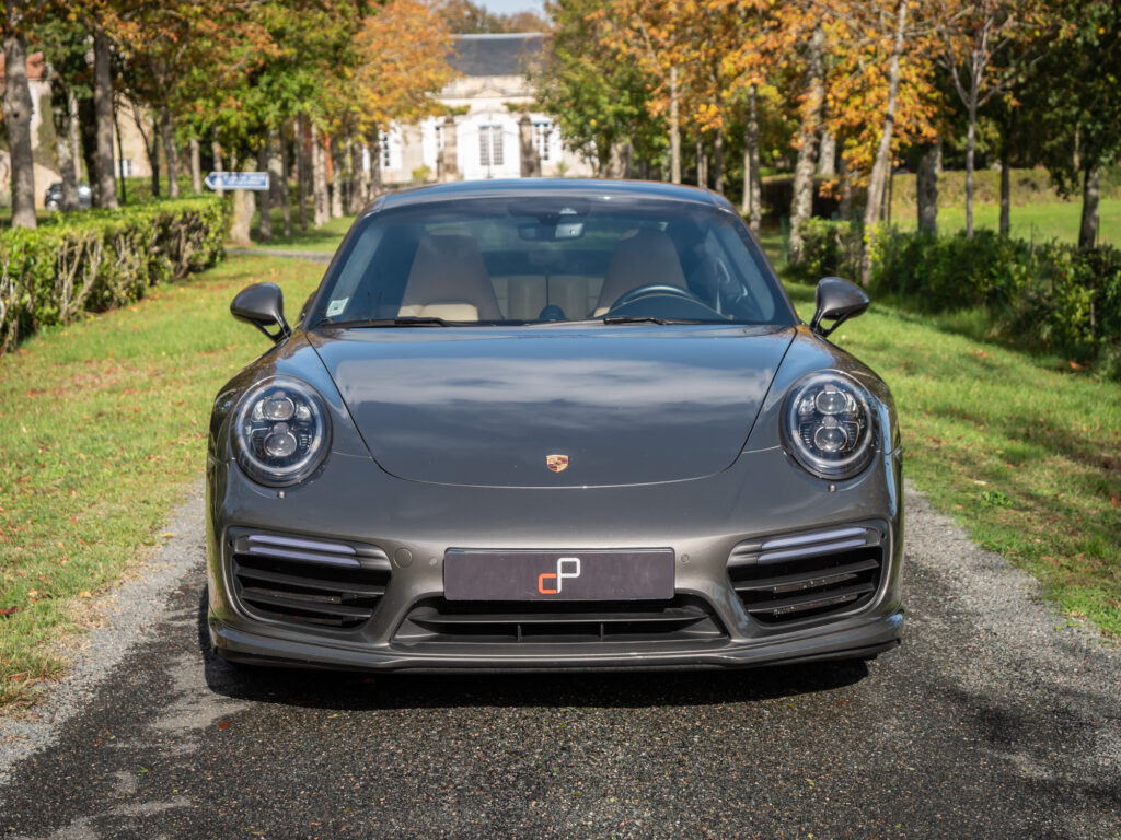 Vue avant avec phares ronds – PORSCHE – 911 991.2 – 2016 – Gris Quartz – 580 ch – Flat 6 Turbo – 36 900 km – Transmission : Sequentielle – Origine France – Privaty Cars – Recherche personnalisée de modèles PORSCHE entre Bordeaux et Nantes