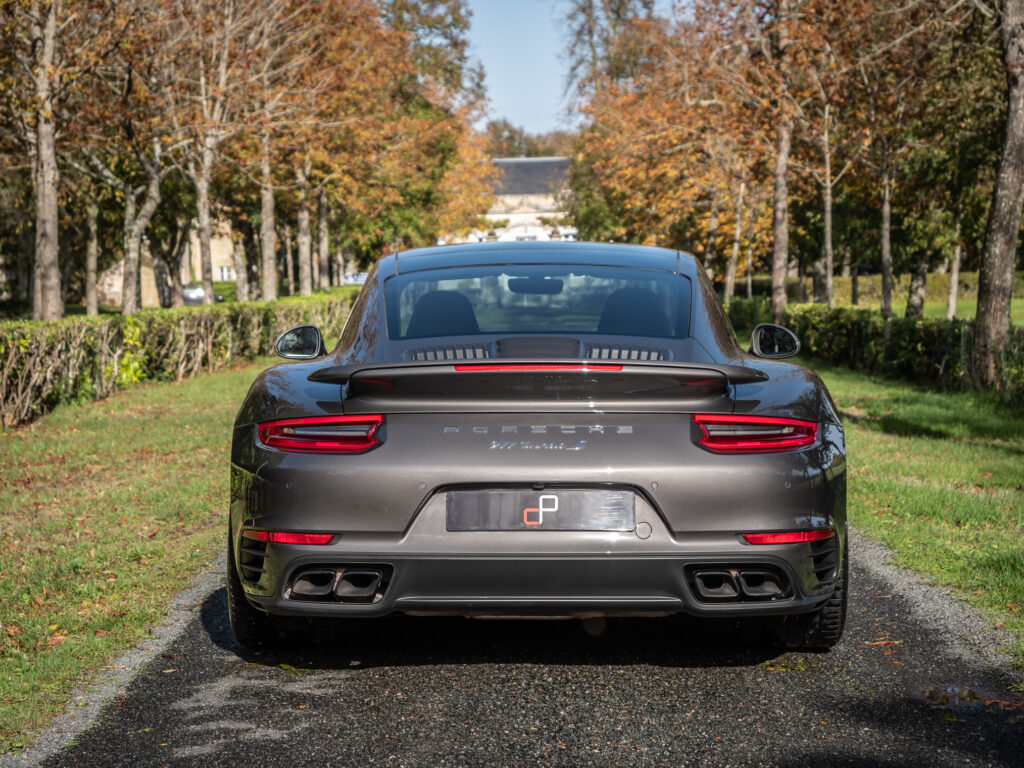 Vue arrière avec aileron et feux – PORSCHE – 911 991.2 – 2016 – Gris Quartz – 580 ch – Flat 6 Turbo – 36 900 km – Transmission : Sequentielle – Origine France – Privaty Cars – Courtage automobile PORSCHE à 2 heures de Paris en TGV