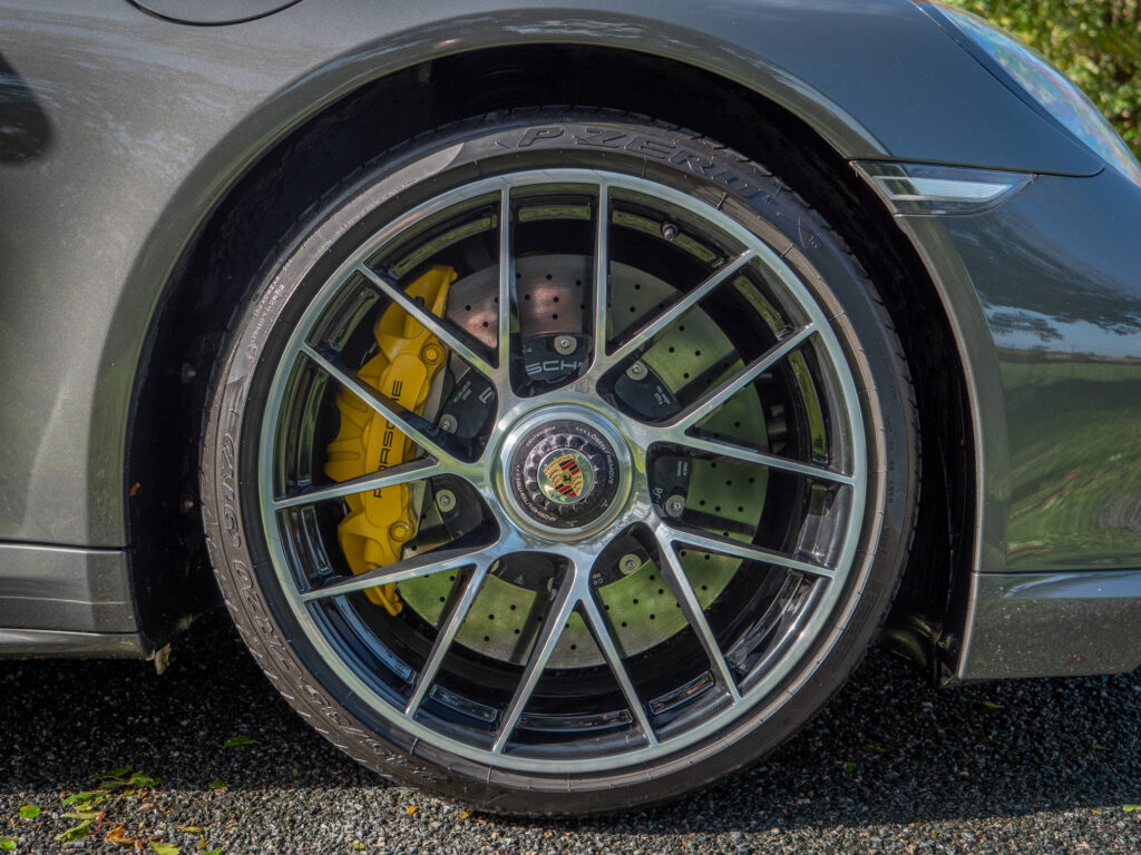 Jantes avec étriers de frein jaunes – PORSCHE – 911 991.2 – 2016 – Gris Quartz – 580 ch – Flat 6 Turbo – 36 900 km – Transmission : Sequentielle – Origine France – Privaty Cars – Achat et vente de voitures de luxe d’occasion en Charente-Maritime