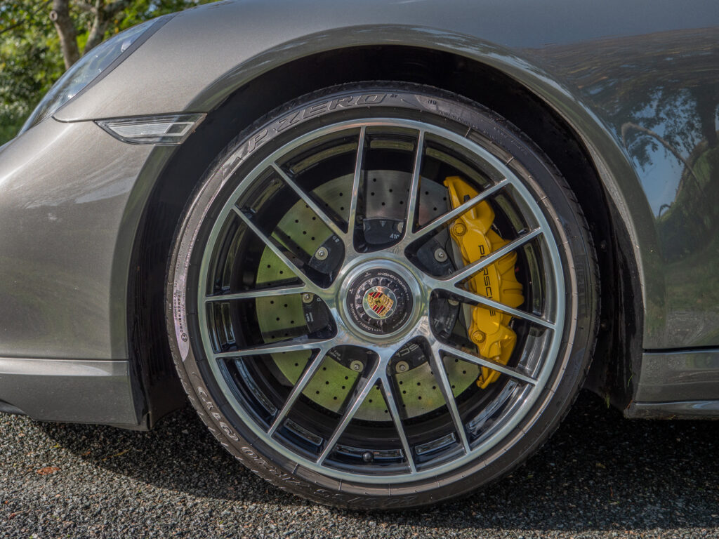 Jantes avec étriers de frein jaunes – PORSCHE – 911 991.2 – 2016 – Gris Quartz – 580 ch – Flat 6 Turbo – 36 900 km – Transmission : Sequentielle – Origine France – Privaty Cars – Négoce de véhicules GT et sportives d’exception proche de Bordeaux