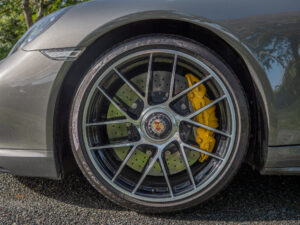 Jantes avec étriers de frein jaunes – PORSCHE – 911 991.2 – 2016 – Gris Quartz – 580 ch – Flat 6 Turbo – 36 900 km – Transmission : Sequentielle – Origine France – Privaty Cars – Négoce de véhicules GT et sportives d’exception proche de Bordeaux