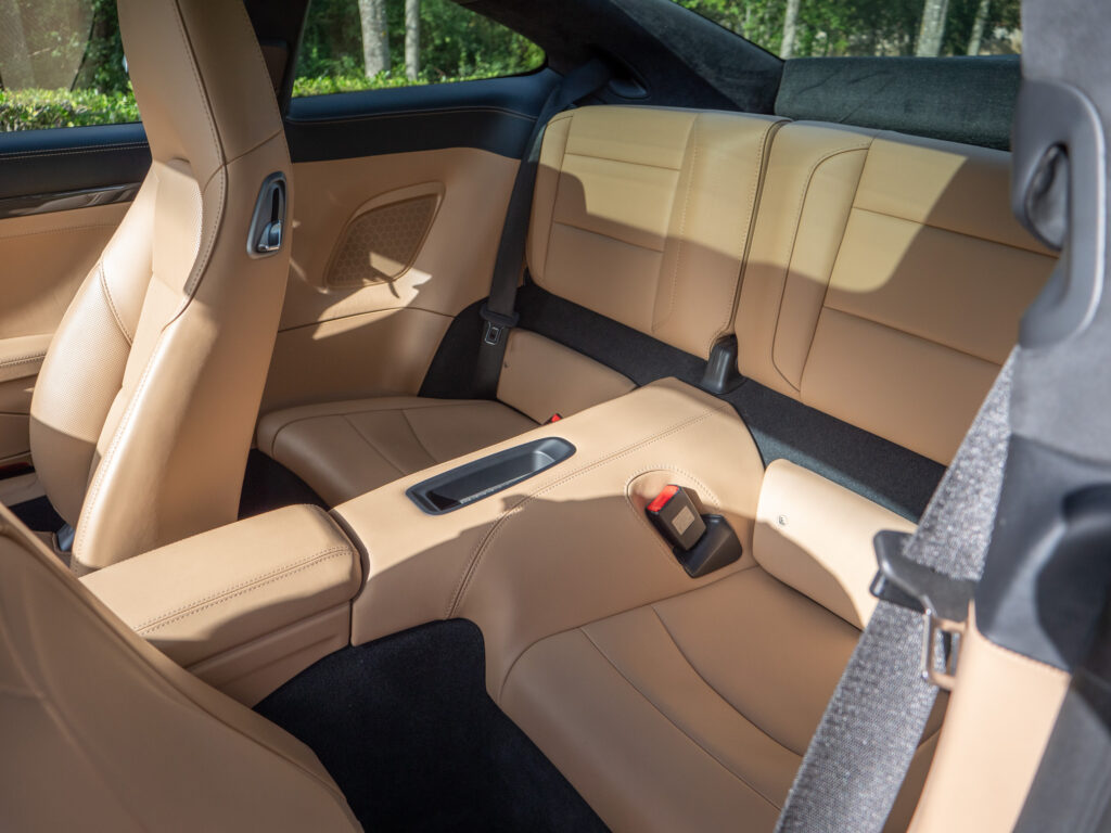 Sièges en cuir beige – PORSCHE – 911 991.2 – 2016 – Gris Quartz – 580 ch – Flat 6 Turbo – 36 900 km – Transmission : Sequentielle – Origine France – Privaty Cars – Vente de voitures de prestige d’occasion entre Bordeaux et Nantes