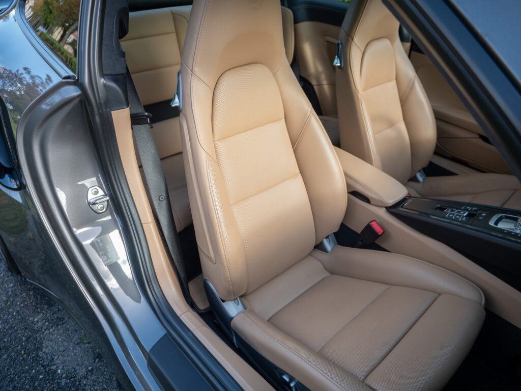 Sièges en cuir beige – PORSCHE – 911 991.2 – 2016 – Gris Quartz – 580 ch – Flat 6 Turbo – 36 900 km – Transmission : Sequentielle – Origine France – Privaty Cars – Négoce de véhicules GT et sportives d’exception près de Niort
