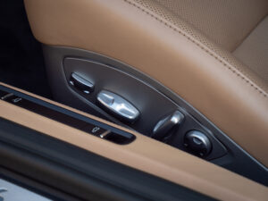 Commandes de réglage des sièges – PORSCHE – 911 991.2 – 2016 – Gris Quartz – 580 ch – Flat 6 Turbo – 36 900 km – Transmission : Sequentielle – Origine France – Privaty Cars – Expert des sportives d’occasion haut de gamme proche de Nantes