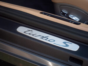 Plancher de seuil en aluminium – PORSCHE – 911 991.2 – 2016 – Gris Quartz – 580 ch – Flat 6 Turbo – 36 900 km – Transmission : Sequentielle – Origine France – Privaty Cars – Achat et vente de voitures de luxe d’occasion près de Niort