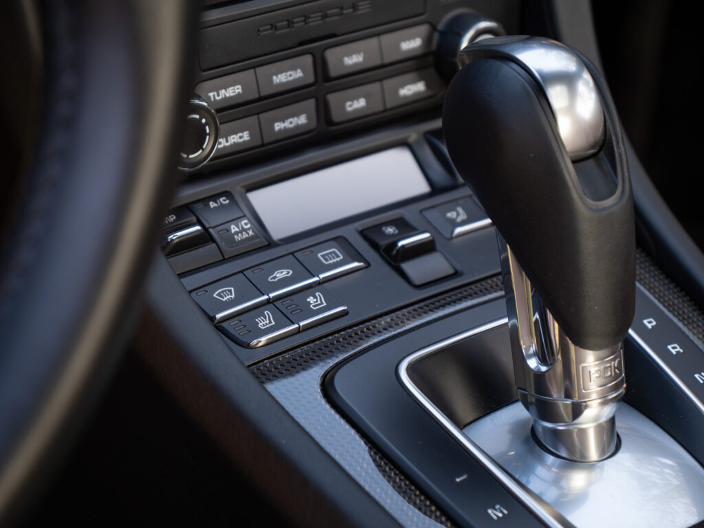 Levier de vitesses avec commandes intégrées – PORSCHE – 911 991.2 – 2016 – Gris Quartz – 580 ch – Flat 6 Turbo – 36 900 km – Transmission : Sequentielle – Origine France – Privaty Cars – Véhicules de sport et de luxe d’occasion près de Poitiers