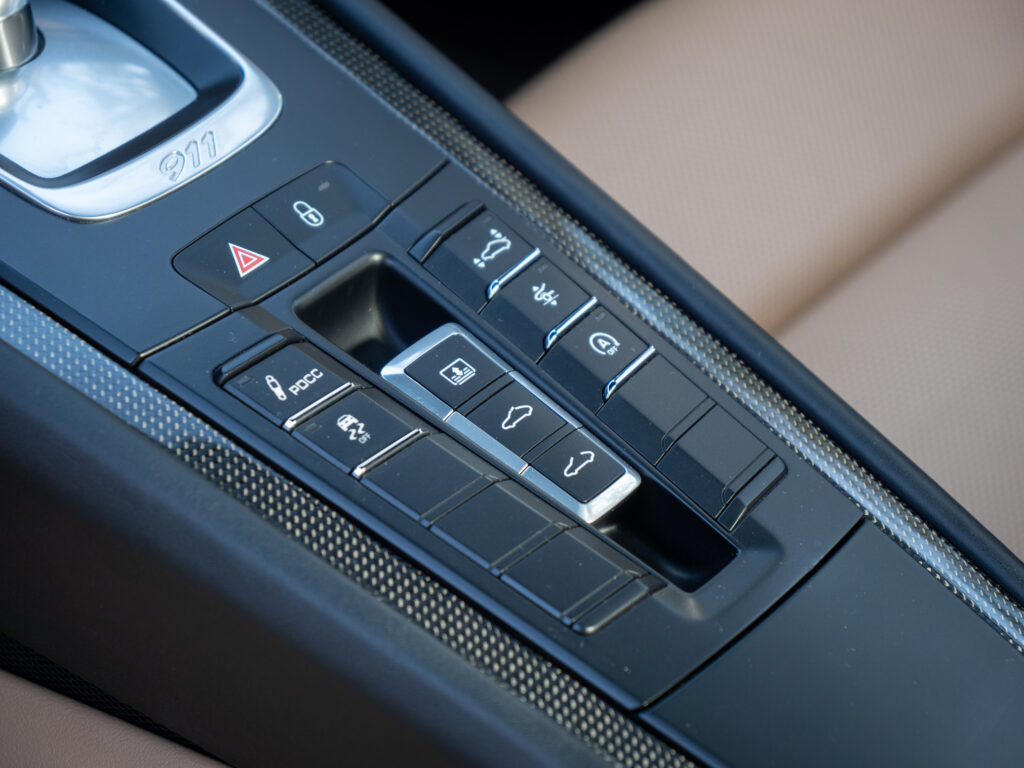 Console centrale avec commandes intégrées – PORSCHE – 911 991.2 – 2016 – Gris Quartz – 580 ch – Flat 6 Turbo – 36 900 km – Transmission : Sequentielle – Origine France – Privaty Cars – Spécialiste des voitures de sport d’occasion proche de Bordeaux