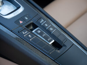 Console centrale avec commandes intégrées – PORSCHE – 911 991.2 – 2016 – Gris Quartz – 580 ch – Flat 6 Turbo – 36 900 km – Transmission : Sequentielle – Origine France – Privaty Cars – Spécialiste des voitures de sport d’occasion proche de Bordeaux