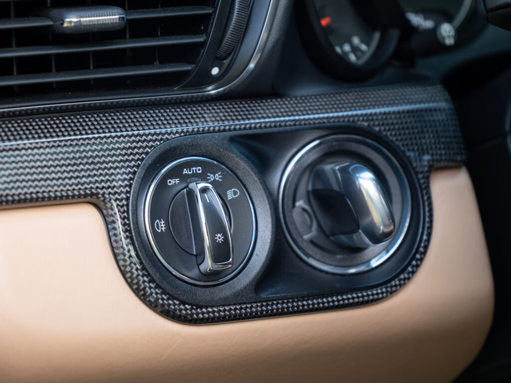 Commandes de réglage d'éclairage – PORSCHE – 911 991.2 – 2016 – Gris Quartz – 580 ch – Flat 6 Turbo – 36 900 km – Transmission : Sequentielle – Origine France – Privaty Cars – Dépôt-vente de voitures de sport et véhicules d’exception dans l’Ouest de la France