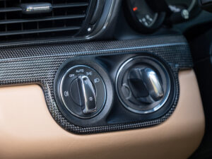 Commandes de réglage d'éclairage – PORSCHE – 911 991.2 – 2016 – Gris Quartz – 580 ch – Flat 6 Turbo – 36 900 km – Transmission : Sequentielle – Origine France – Privaty Cars – Dépôt-vente de voitures de sport et véhicules d’exception dans l’Ouest de la France
