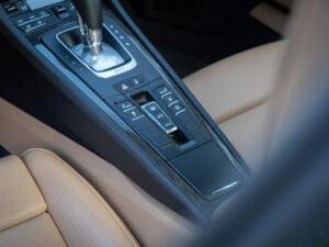 Console centrale avec commandes intégrées – PORSCHE – 911 991.2 – 2016 – Gris Quartz – 580 ch – Flat 6 Turbo – 36 900 km – Transmission : Sequentielle – Origine France – Privaty Cars – Commerce de voitures de sport luxe et premium proche de Nantes