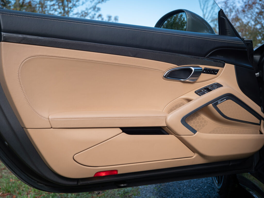 Panneau de porte en cuir beige – PORSCHE – 911 991.2 – 2016 – Gris Quartz – 580 ch – Flat 6 Turbo – 36 900 km – Transmission : Sequentielle – Origine France – Privaty Cars – Véhicules de sport et de luxe d’occasion en Nouvelle-Aquitaine