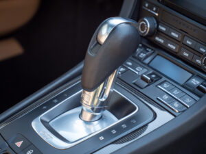 Levier de vitesses en aluminium poli – PORSCHE – 911 991.2 – 2016 – Gris Quartz – 580 ch – Flat 6 Turbo – 36 900 km – Transmission : Sequentielle – Origine France – Privaty Cars – Spécialiste des voitures de luxe d’occasion en Nouvelle-Aquitaine