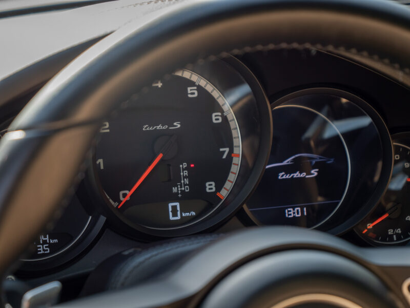 Tableau de bord – PORSCHE – 911 991.2 – 2016 – Gris Quartz – 580 ch – Flat 6 Turbo – 36 900 km – Transmission : Sequentielle – Origine France – Privaty Cars – Expertise et vente de modèles Super Sport à La Rochelle