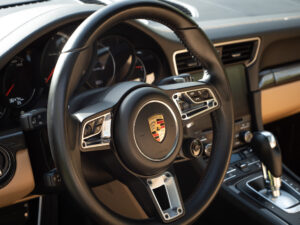 Volant – PORSCHE – 911 991.2 – 2016 – Gris Quartz – 580 ch – Flat 6 Turbo – 36 900 km – Transmission : Sequentielle – Origine France – Privaty Cars – Négoce de véhicules GT et sportives d’exception à La Rochelle