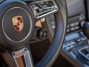 Volant – PORSCHE – 911 991.2 – 2016 – Gris Quartz – 580 ch – Flat 6 Turbo – 36 900 km – Transmission : Sequentielle – Origine France – Privaty Cars – Dépôt-vente de véhicules PORSCHE à La Rochelle