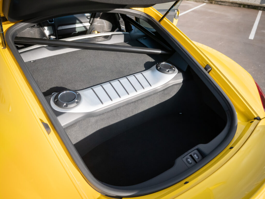 Espace de rangement avec renforts – PORSCHE – CAYMAN GT4 – 2016 – Jaune Racing – 385 ch – Flat 6  – 22 900 km – Transmission : Manuelle – Origine Allemagne – Privaty Cars – Dépôt-vente sécurisé de véhicules de prestige proche de Nantes