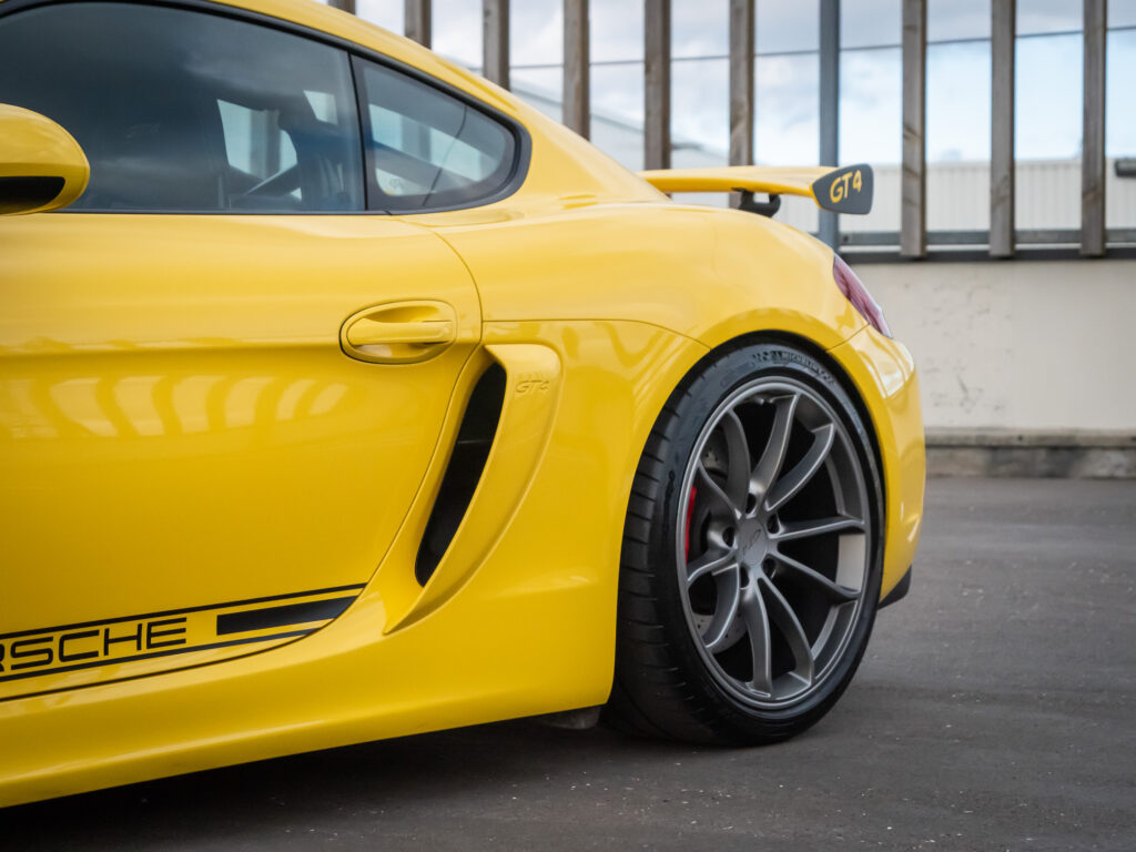 Jante alliage avec design sportif – PORSCHE – CAYMAN GT4 – 2016 – Jaune Racing – 385 ch – Flat 6  – 22 900 km – Transmission : Manuelle – Origine Allemagne – Privaty Cars – Expert des modèles PORSCHE dans l’Ouest de la France
