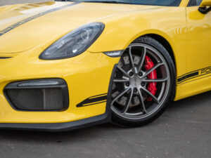 Jante alliage avec étriers rouges – PORSCHE – CAYMAN GT4 – 2016 – Jaune Racing – 385 ch – Flat 6  – 22 900 km – Transmission : Manuelle – Origine Allemagne – Privaty Cars – Recherche de supercars hors marché en Charente-Maritime