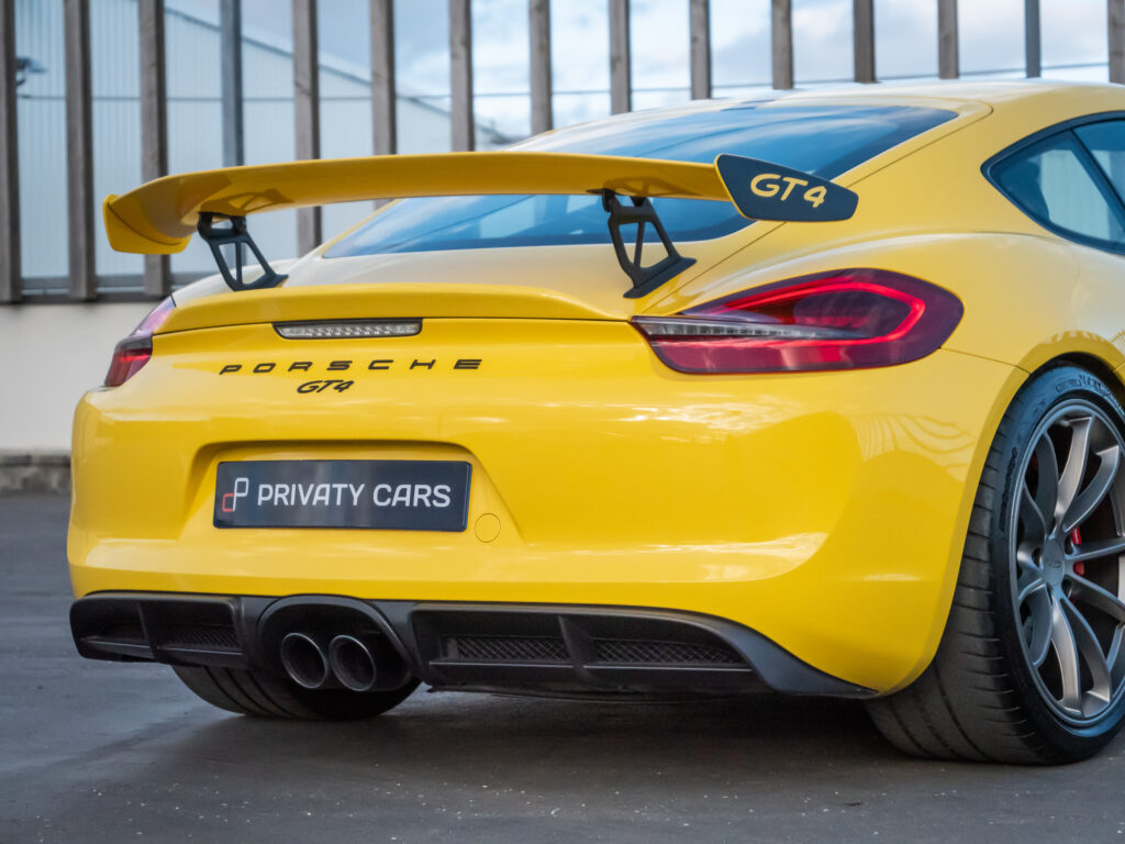 Aileron arrière avec supports en métal – PORSCHE – CAYMAN GT4 – 2016 – Jaune Racing – 385 ch – Flat 6  – 22 900 km – Transmission : Manuelle – Origine Allemagne – Privaty Cars – Achat et vente de voitures de luxe d’occasion en Charente-Maritime