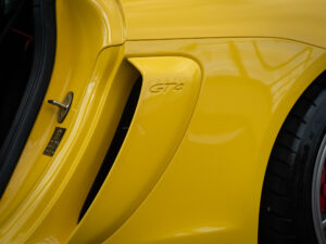 Ouïe latérale avec inscription GT4 – PORSCHE – CAYMAN GT4 – 2016 – Jaune Racing – 385 ch – Flat 6  – 22 900 km – Transmission : Manuelle – Origine Allemagne – Privaty Cars – Service de courtage et recherche automobile premium près de Poitiers