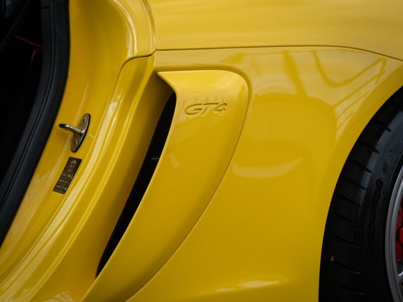 Ouïe latérale avec inscription GT4 – PORSCHE – CAYMAN GT4 – 2016 – Jaune Racing – 385 ch – Flat 6  – 22 900 km – Transmission : Manuelle – Origine Allemagne – Privaty Cars – Service de courtage et recherche automobile premium près de Poitiers