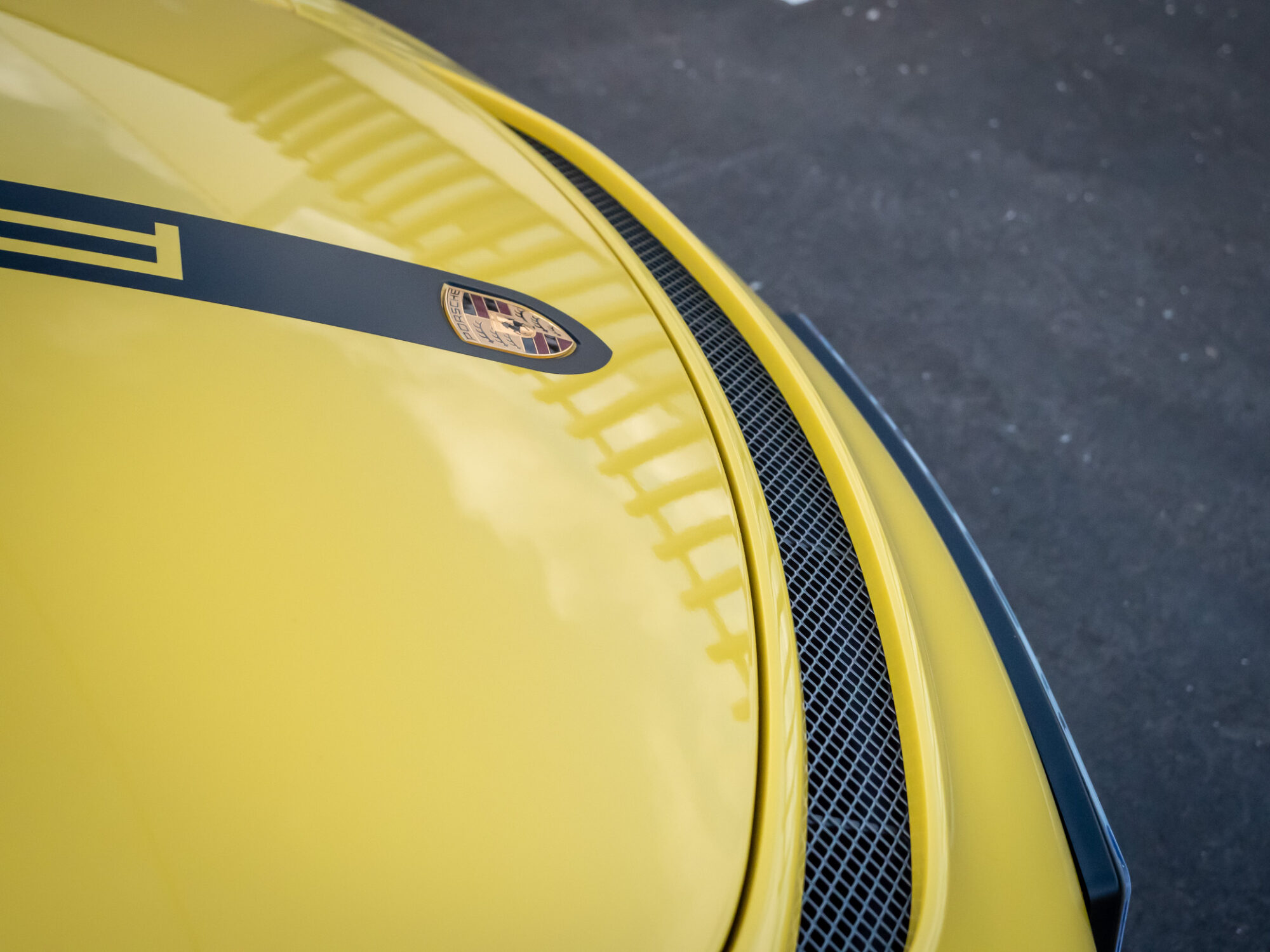 Capot avec logo distinctif – PORSCHE – CAYMAN GT4 – 2016 – Jaune Racing – 385 ch – Flat 6  – 22 900 km – Transmission : Manuelle – Origine Allemagne – Privaty Cars – Vente de voitures de prestige d’occasion près de Niort