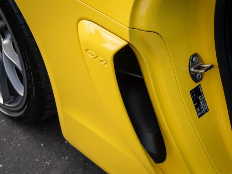 Ouïe d'aération latérale avec inscription – PORSCHE – CAYMAN GT4 – 2016 – Jaune Racing – 385 ch – Flat 6  – 22 900 km – Transmission : Manuelle – Origine Allemagne – Privaty Cars – Spécialiste des voitures de luxe d’occasion en Nouvelle-Aquitaine