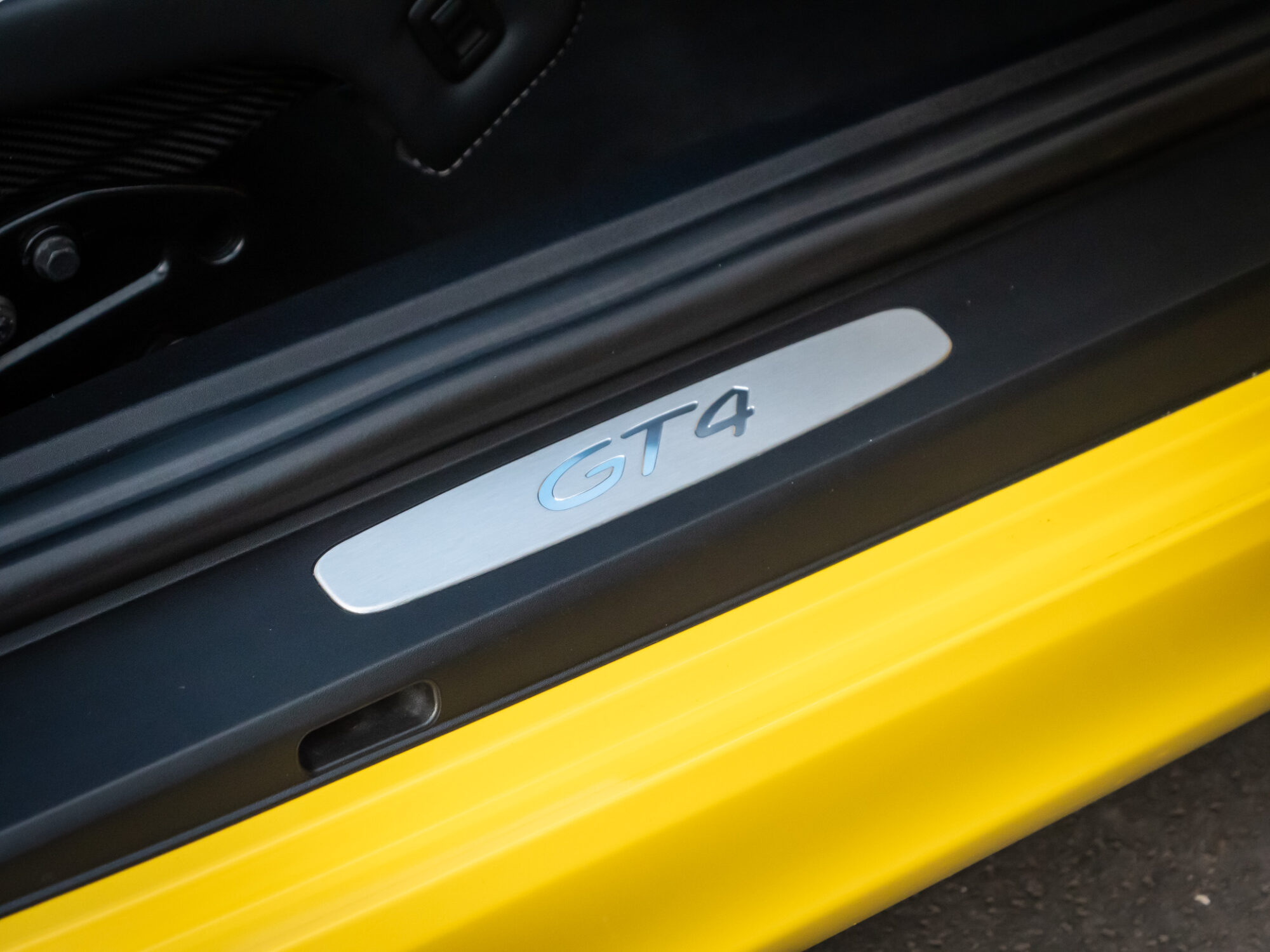 Plaque de seuil en aluminium – PORSCHE – CAYMAN GT4 – 2016 – Jaune Racing – 385 ch – Flat 6  – 22 900 km – Transmission : Manuelle – Origine Allemagne – Privaty Cars – Gestion de vente de voitures de collection et youngtimers proche de Nantes