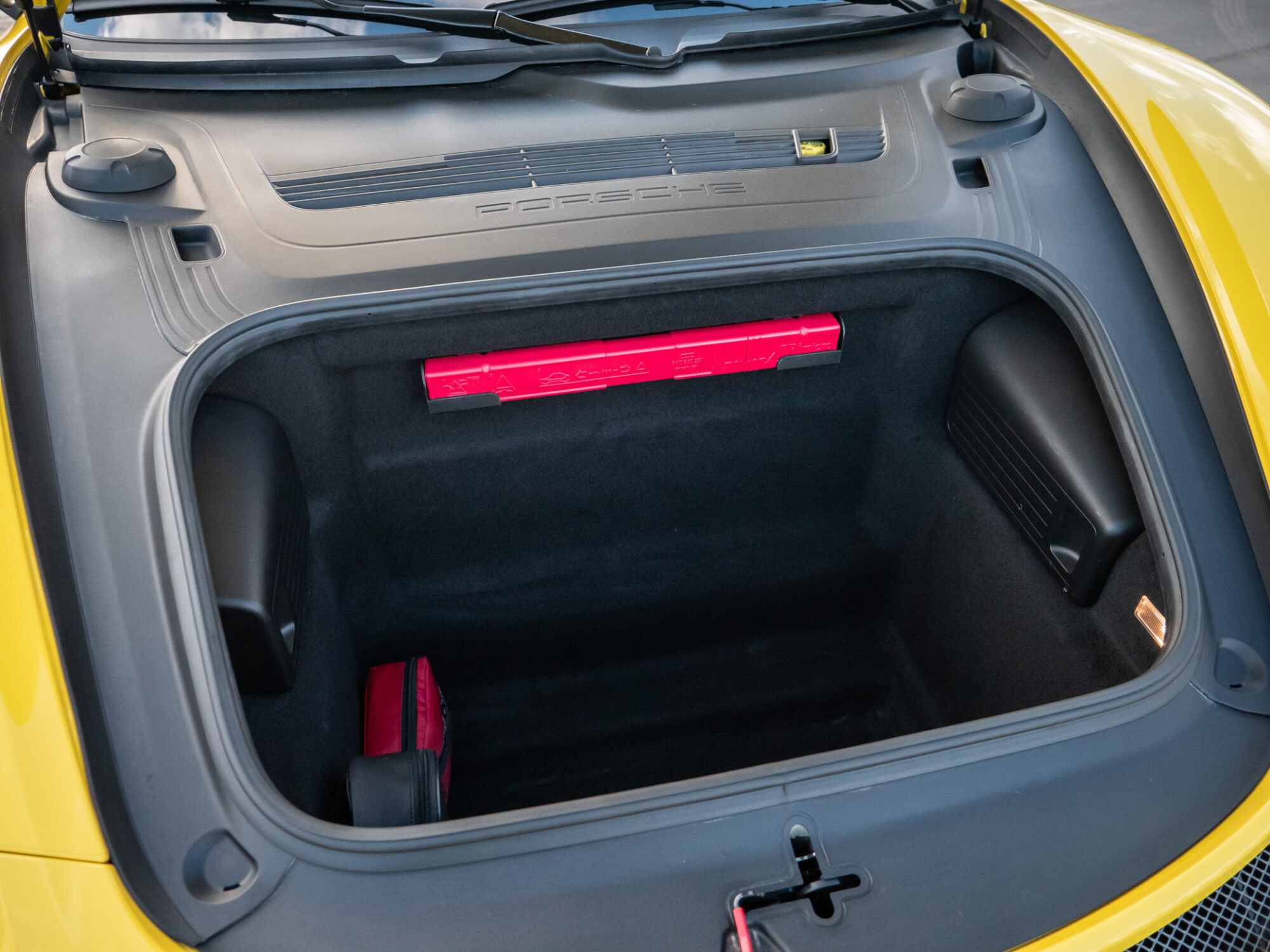 Coffre avec accessoires de secours – PORSCHE – CAYMAN GT4 – 2016 – Jaune Racing – 385 ch – Flat 6  – 22 900 km – Transmission : Manuelle – Origine Allemagne – Privaty Cars – Mandat de vente pour automobiles de luxe proche de Nantes