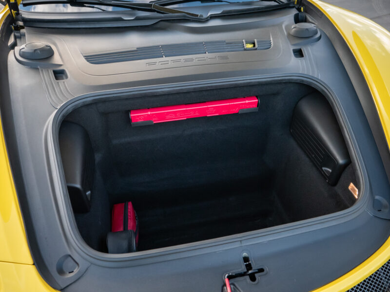 Coffre avec accessoires de secours – PORSCHE – CAYMAN GT4 – 2016 – Jaune Racing – 385 ch – Flat 6  – 22 900 km – Transmission : Manuelle – Origine Allemagne – Privaty Cars – Mandat de vente pour automobiles de luxe proche de Nantes