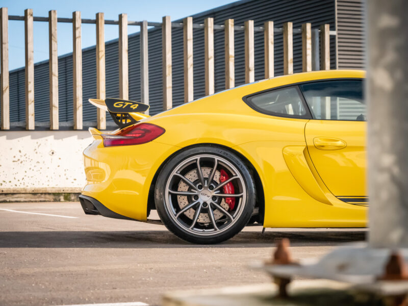 Aileron arrière avec inscription GT4 – PORSCHE – CAYMAN GT4 – 2016 – Jaune Racing – 385 ch – Flat 6  – 22 900 km – Transmission : Manuelle – Origine Allemagne – Privaty Cars – Recherche de supercars hors marché dans l’Ouest de la France