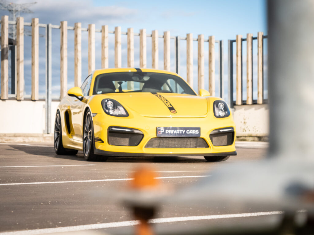 Vue avant avec calandre sportive – PORSCHE – CAYMAN GT4 – 2016 – Jaune Racing – 385 ch – Flat 6  – 22 900 km – Transmission : Manuelle – Origine Allemagne – Privaty Cars – Vente de supercars d’occasion près de Poitiers