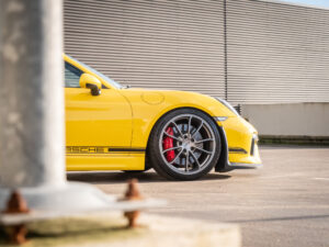 Jante avec étriers de frein rouges – PORSCHE – CAYMAN GT4 – 2016 – Jaune Racing – 385 ch – Flat 6  – 22 900 km – Transmission : Manuelle – Origine Allemagne – Privaty Cars – Estimation et rachat de véhicules haut de gamme en Nouvelle-Aquitaine