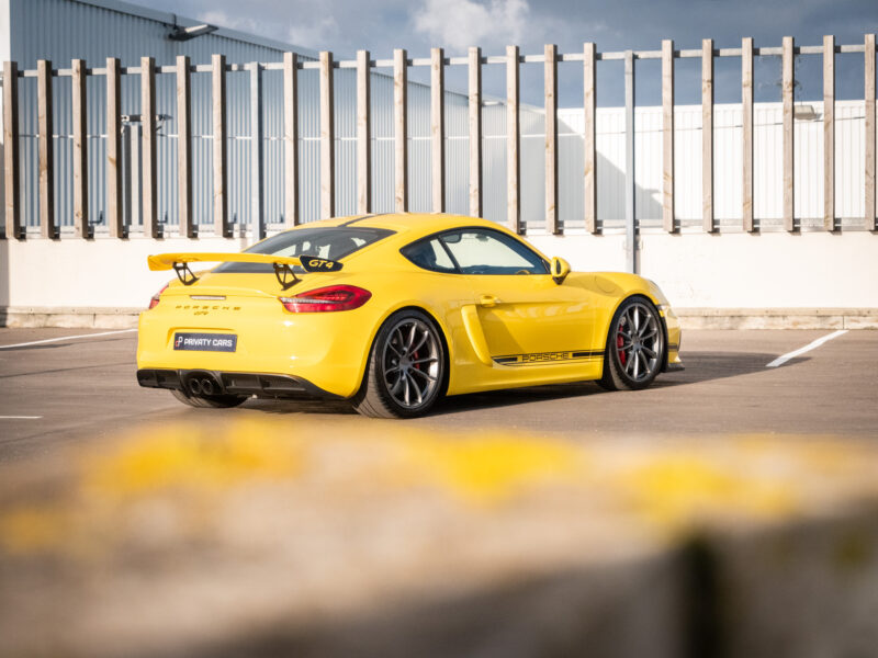Aileron arrière proéminent – PORSCHE – CAYMAN GT4 – 2016 – Jaune Racing – 385 ch – Flat 6  – 22 900 km – Transmission : Manuelle – Origine Allemagne – Privaty Cars – Spécialiste des sportives d’occasion en Charente-Maritime