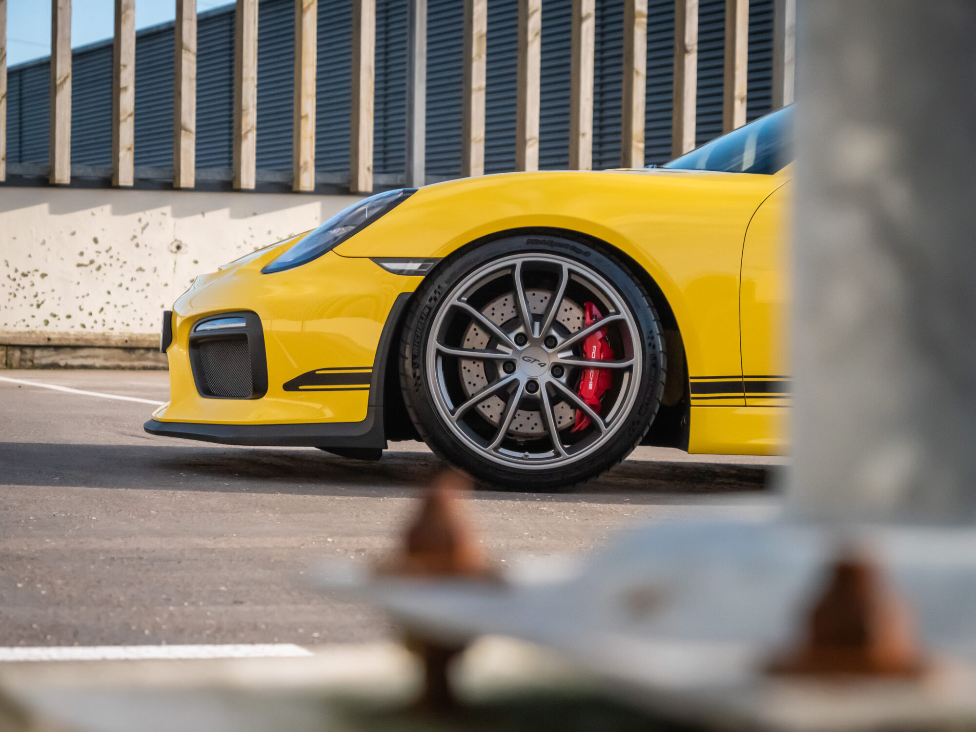 Jante avec étriers de frein rouges – PORSCHE – CAYMAN GT4 – 2016 – Jaune Racing – 385 ch – Flat 6  – 22 900 km – Transmission : Manuelle – Origine Allemagne – Privaty Cars – Chasseur de voitures de sport sur mesure proche de Nantes