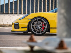Jante avec étriers de frein rouges – PORSCHE – CAYMAN GT4 – 2016 – Jaune Racing – 385 ch – Flat 6  – 22 900 km – Transmission : Manuelle – Origine Allemagne – Privaty Cars – Chasseur de voitures de sport sur mesure proche de Nantes