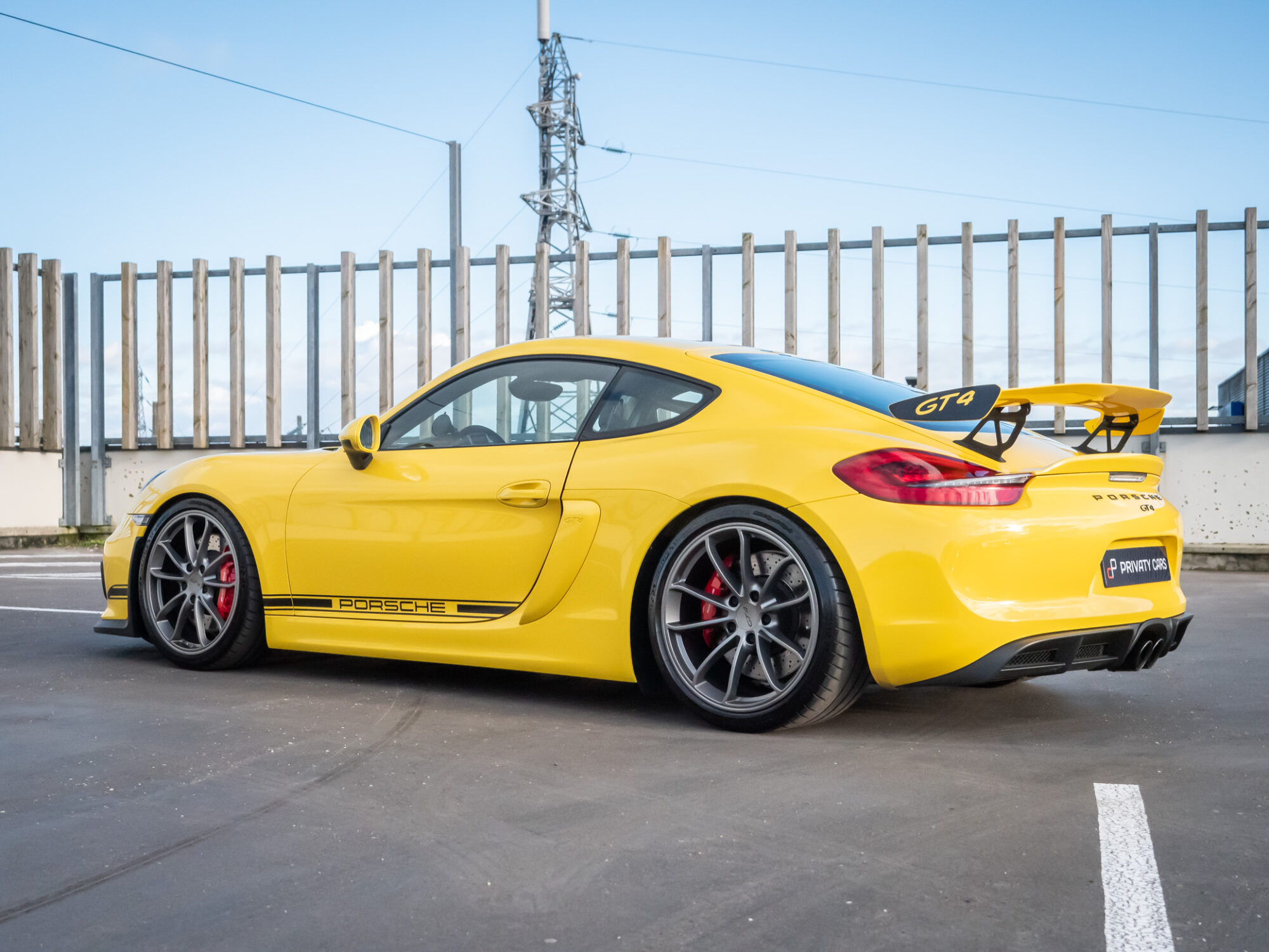 Aileron arrière avec inscription GT4 – PORSCHE – CAYMAN GT4 – 2016 – Jaune Racing – 385 ch – Flat 6  – 22 900 km – Transmission : Manuelle – Origine Allemagne – Privaty Cars – Spécialiste des sportives d’occasion entre Bordeaux et Nantes