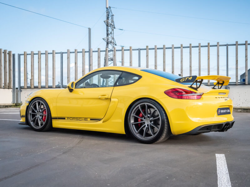 Aileron arrière avec inscription GT4 – PORSCHE – CAYMAN GT4 – 2016 – Jaune Racing – 385 ch – Flat 6  – 22 900 km – Transmission : Manuelle – Origine Allemagne – Privaty Cars – Spécialiste des sportives d’occasion entre Bordeaux et Nantes