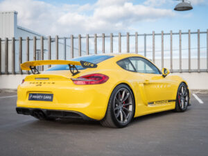 Aileron arrière avec inscription GT4 – PORSCHE – CAYMAN GT4 – 2016 – Jaune Racing – 385 ch – Flat 6  – 22 900 km – Transmission : Manuelle – Origine Allemagne – Privaty Cars – Dépôt-vente sécurisé de véhicules de prestige dans l’Ouest de la France